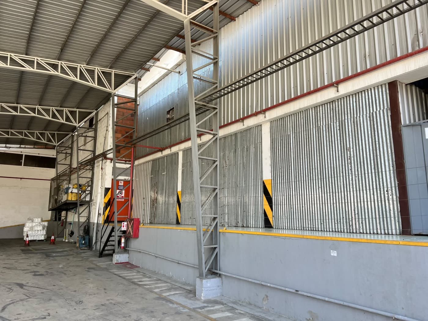 Nave industrial de la planta, con andén de carga y estructura metálica.